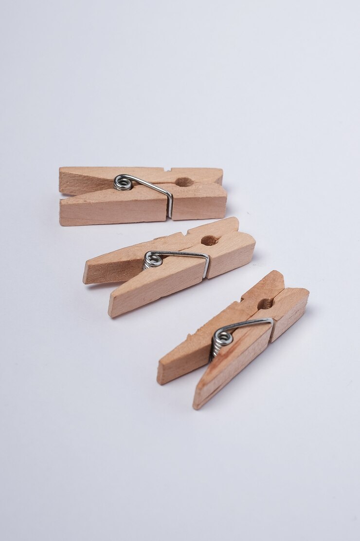 Mini pinzas para la ropa de primavera sobre fondo blanco.