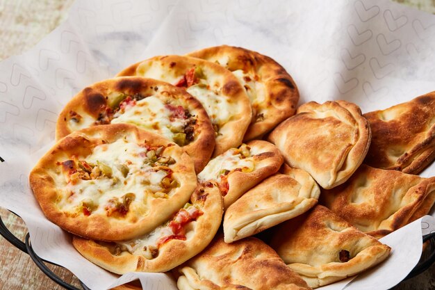 Mini Pizza árabe variada servida en un plato aislado en la mesa vista de la comida árabe