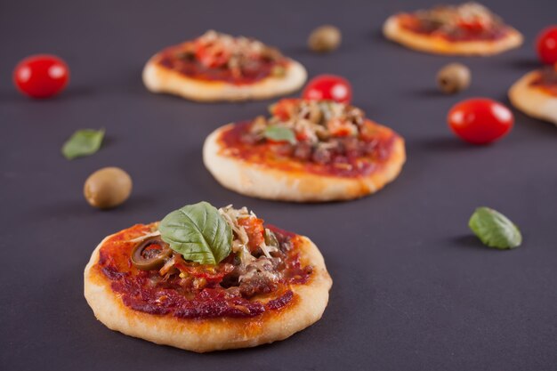 Mini pizza caseira em preto