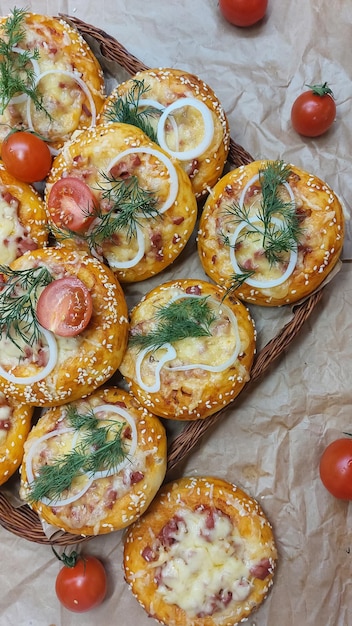 Foto mini pizza com legumes e ervas