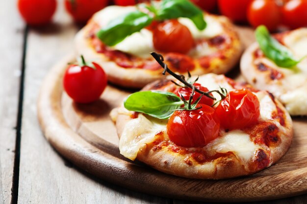 Mini pizza com mussarela e tomate