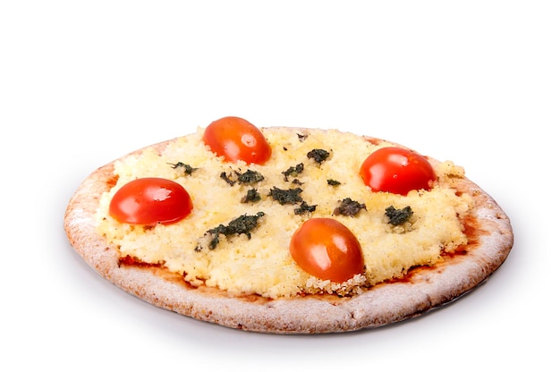 Mini pizza de micro-ondas vegana margherita isolada no fundo branco