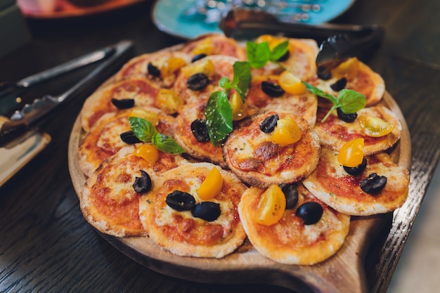 Mini pizzas de tomate e mussarela a bordo.