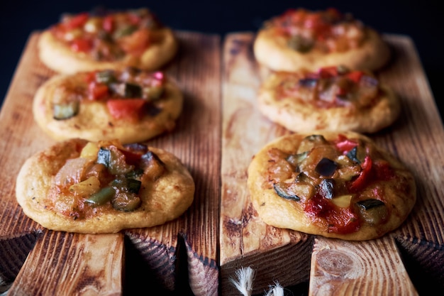 Mini pizzas recién horneadas