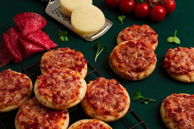 Mini pizzas de salami con queso mozzarella en la vista superior de la mesa sin gente