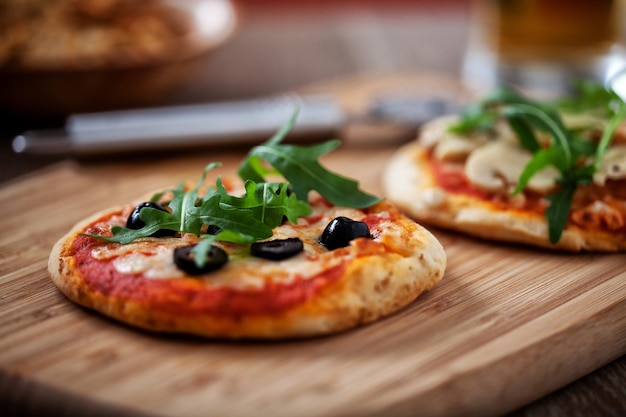 Mini pizzas servidas em tábua de madeira Foto de alta qualidade