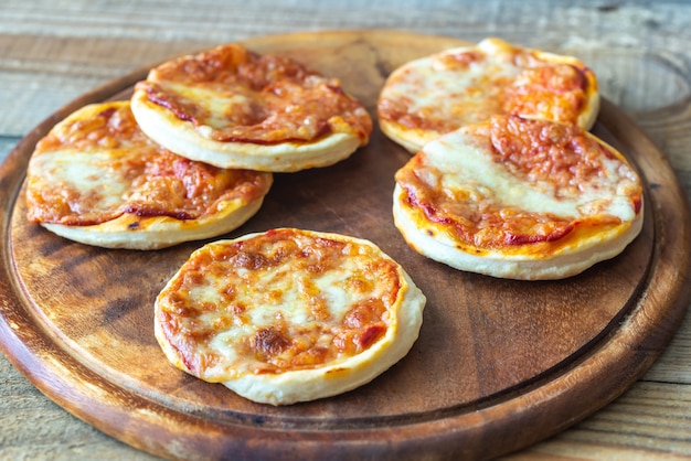 Mini-Pizzen auf einem Holzbrett