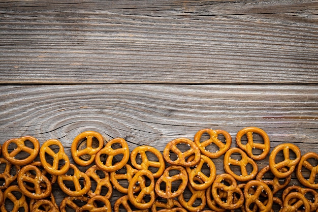 Mini pretzels salgados em um espaço de cópia de vista superior de fundo de madeira