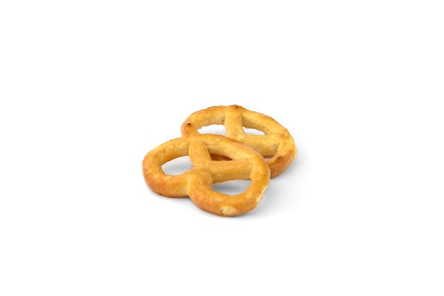 Mini pretzels salgados isolados no fundo branco.