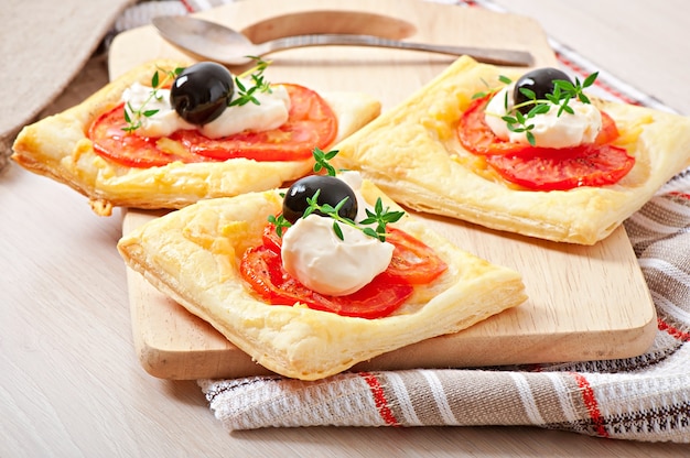 Mini puffs com tomate, queijo e ovo