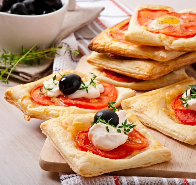 Mini puffs com tomate, queijo e ovo