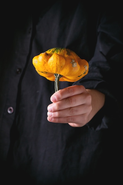 Mini Pumpkin in Kinderhänden