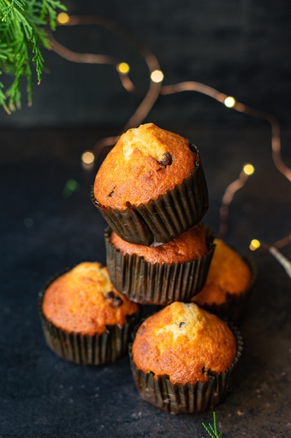 mini queques cupcakes com gotas de chocolate e luzes de natal