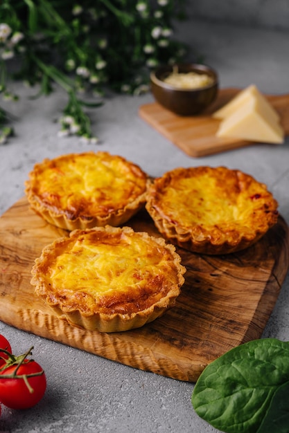 Mini-Quiche Lorraine mit Cheddar-Käse