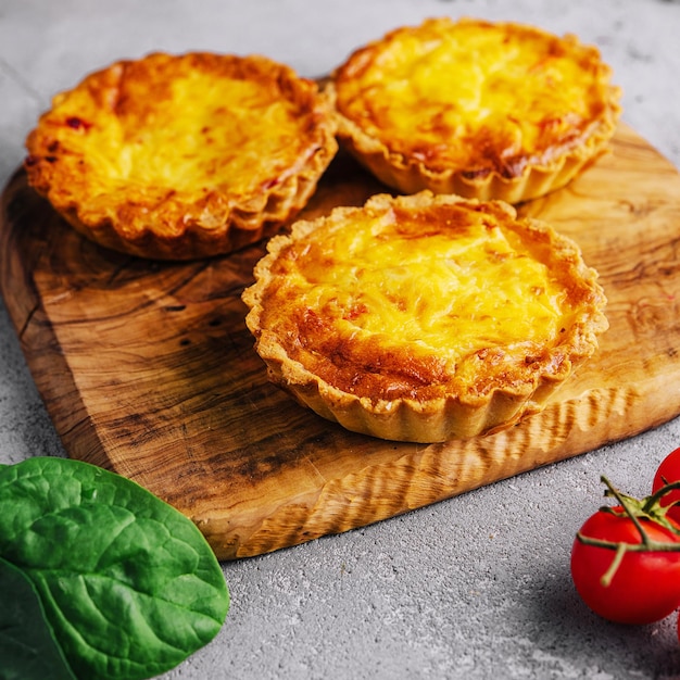 Mini quiche lorraine con queso cheddar