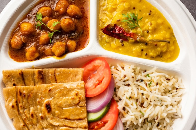 Mini-refeição indiana combo thali com salada de arroz chole Masala roti dal tarka jeera