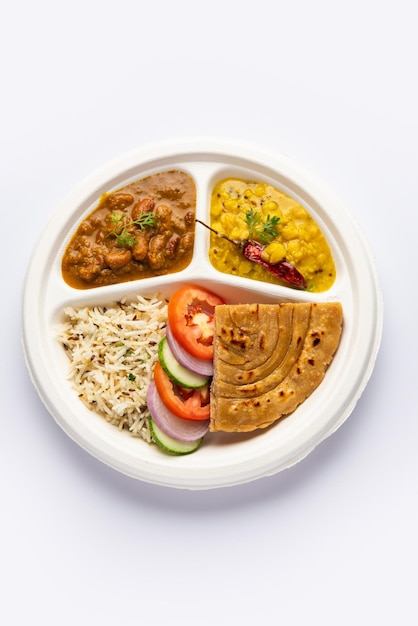 Mini-refeição indiana combo thali com salada de arroz rajma masala roti dal tadka jeera