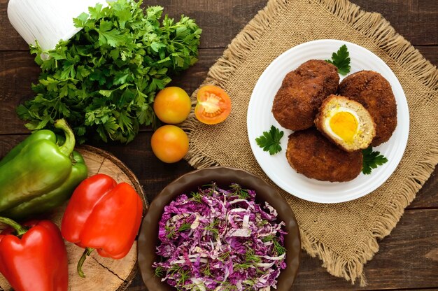 Mini-rolinhos de carne com ovo cozido e salada fresca de vitaminas de couve chinesa