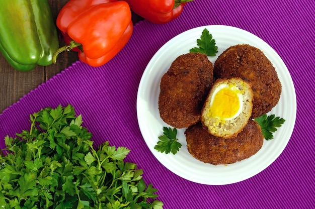 Mini-rollitos de carne con huevo cocido. La vista superior