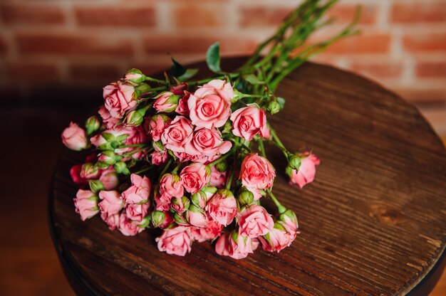 Mini rosas na superfície de madeira vintage