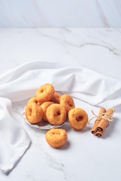 Mini rosquinhas de açúcar e canela em um fundo branco