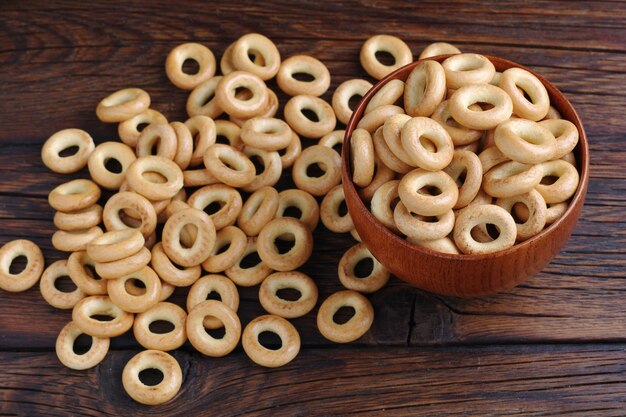 Mini runde Bagels in Schüssel auf dem Tisch