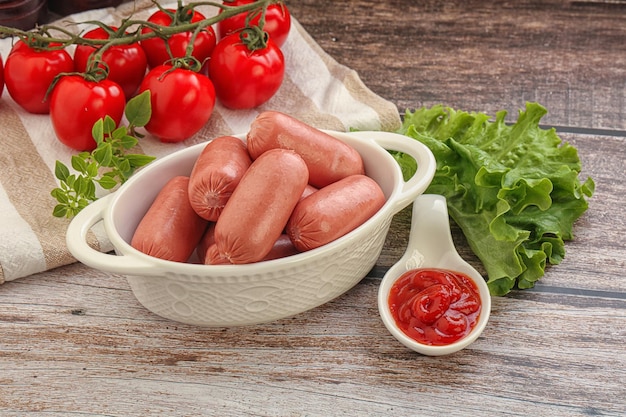 Mini salchichas para bebés para el desayuno con salsa