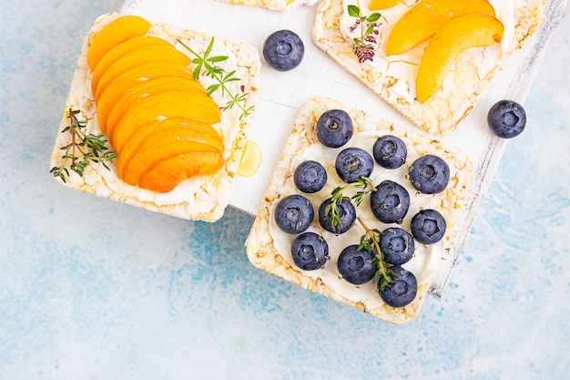 Mini-Sandwiches mit Frischkäse und frischem Obst