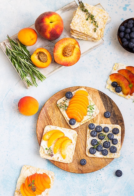 Mini-Sandwiches mit Frischkäse und frischem Obst