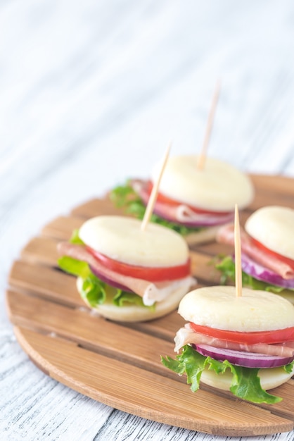 Mini sándwiches de queso y jamón