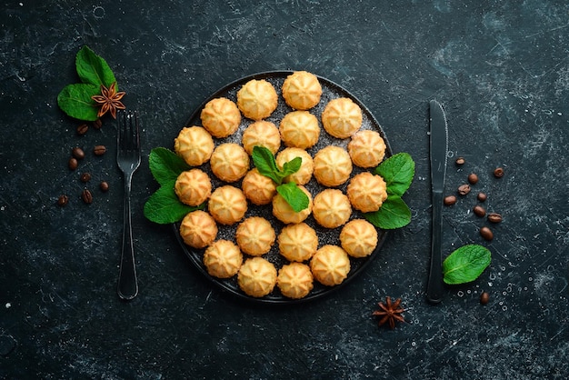 Mini-Shortbread-Plätzchen für Kaffee Draufsicht freier Kopierplatz