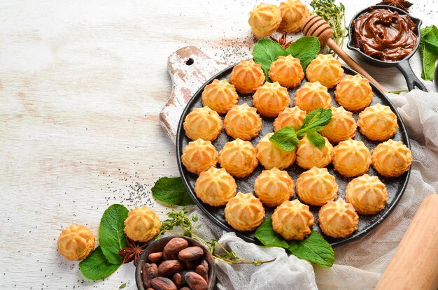 Mini-Shortbread-Plätzchen für Kaffee Draufsicht freier Kopierplatz