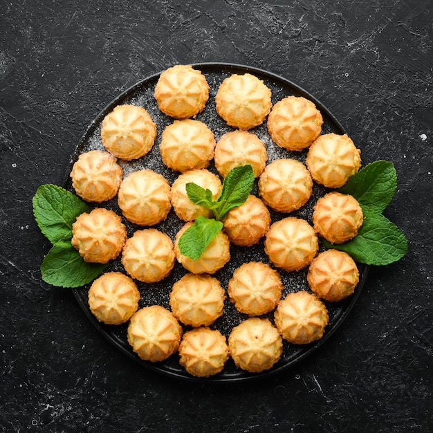 Mini-Shortbread-Plätzchen für Kaffee Draufsicht freier Kopierplatz