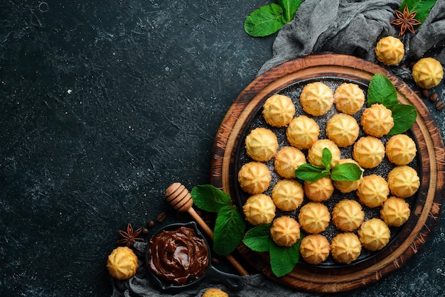 Mini-Shortbread-Plätzchen für Kaffee Draufsicht freier Kopierplatz