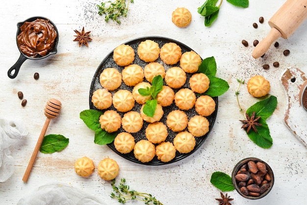 Mini-Shortbread-Plätzchen für Kaffee Draufsicht freier Kopierplatz