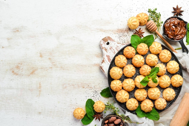 Mini-Shortbread-Plätzchen für Kaffee Draufsicht freier Kopierplatz