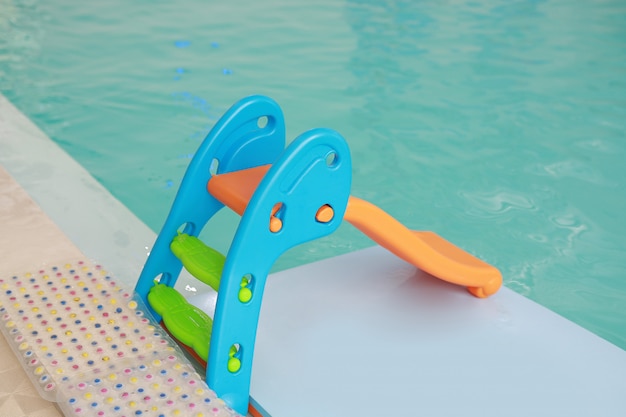 Mini slider para criança à beira da piscina