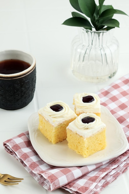 Mini Square Slice Cake mit Heidelbeermarmeladen-Topping