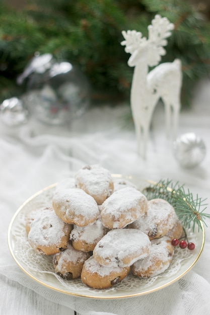 Mini Stollen oder Stollen Candy mit Hirschfigur, Weihnachtskugeln und Tannenzweigen.
