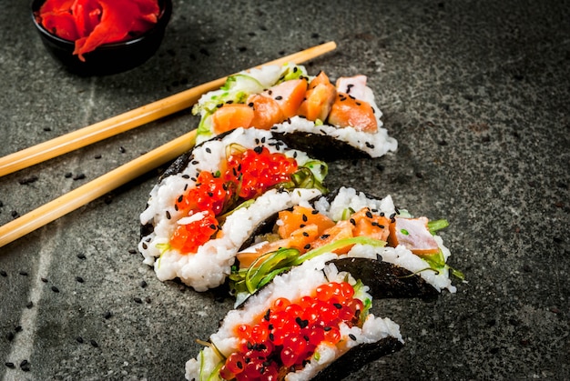 Mini-Sushi-Tacos, Sandwiches mit Lachs, Hayashi Wakame, Daikon, Ingwer, roter Kaviar.