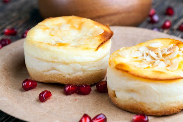 Mini tarta de queso con mermelada de frutos rojos