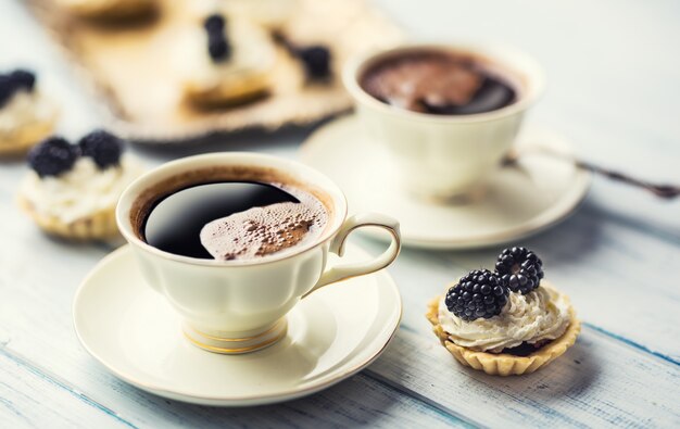 Mini tartaletas con crema batida de moras y café.