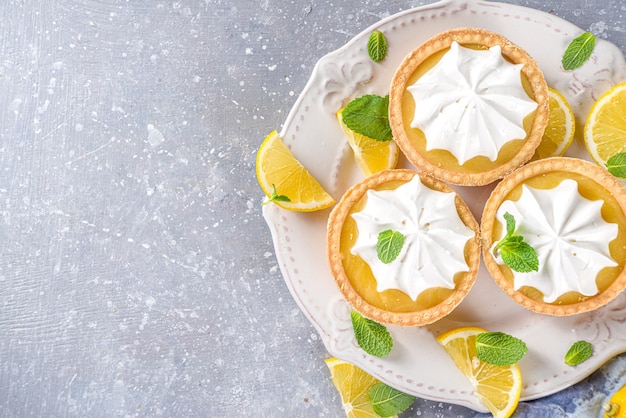 Mini tartaletas de mantequilla caseras con cuajada de limón y nata montada