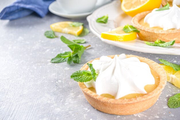 Mini tartaletas de mantequilla caseras con cuajada de limón y nata montada