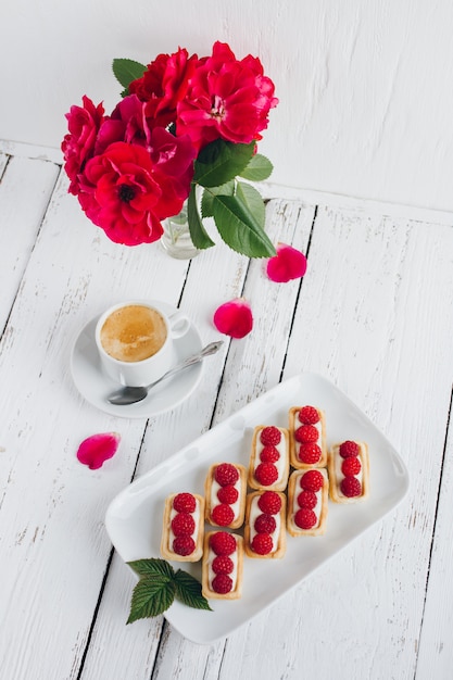 Mini tartaletas con requesón y frambuesas frescas y una taza de café