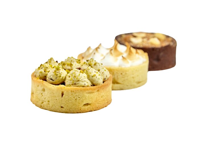 Mini tartas aislado sobre fondo blanco.