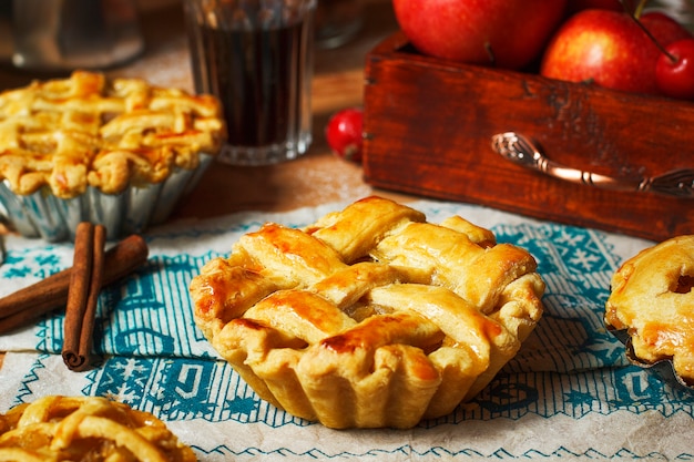 Mini tartas caseras de manzana en madera rústica con café