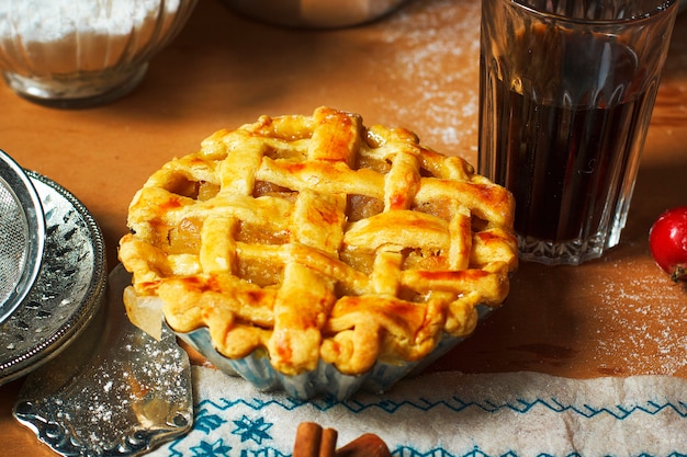 Mini tartas caseras de manzana en madera rústica con café