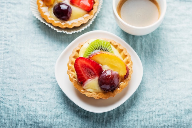 Mini tartas con crema y mezcla de frutas de verano.