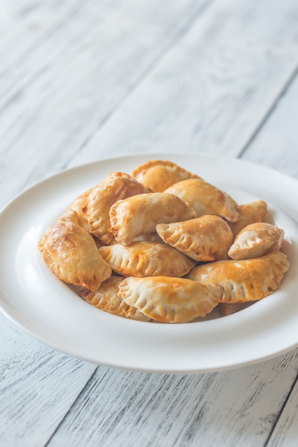 Mini tartas de pollo en el plato blanco